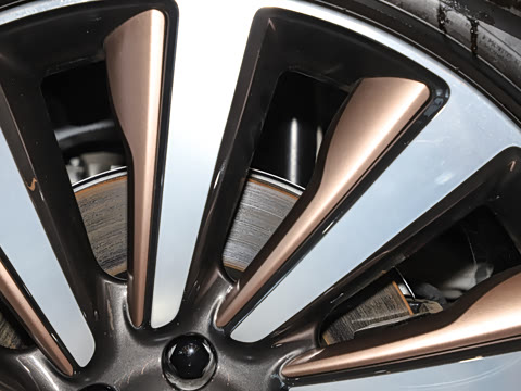 2025�� 4.4 V8 SV���ٴ����ӳ��� 4��