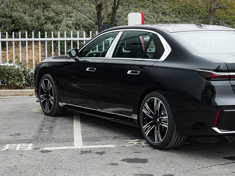 2026�� �Ŀ� 740Li ������ M�˶���װ