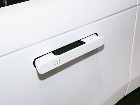 2026�� 3.0 L6 400PS SE�����