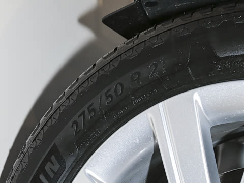 2026�� 3.0 L6 400PS SE�����