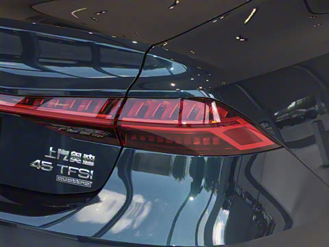 2025�� 45 TFSI quattro ������