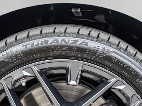 2026�� 330Li ������ M�˶���ҹ��װ