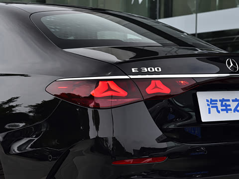 2026�� �Ŀ� E 300 �����˶���