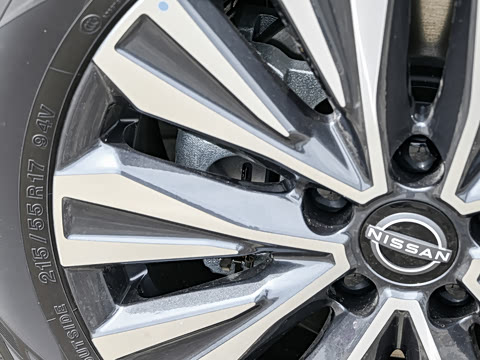 2025�� 2.0L SV �ڽ��