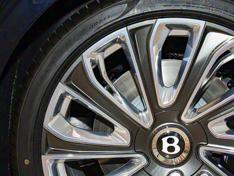 2026�� 4.0T V8 Mulliner