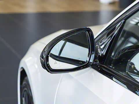 2025�� �Ŀ� E 300 �������˶���