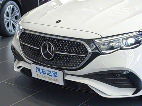 2025�� �Ŀ� E 300 �������˶���