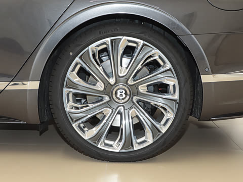 2026�� 4.0T V8 Mulliner