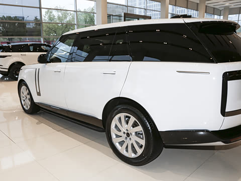 2026�� 3.0 L6 400PS SE�����