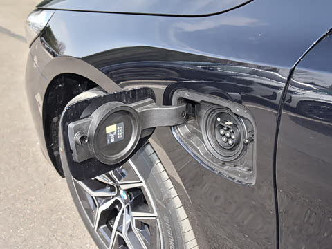 2026�� �Ŀ� eDrive 35L M�˶���װ