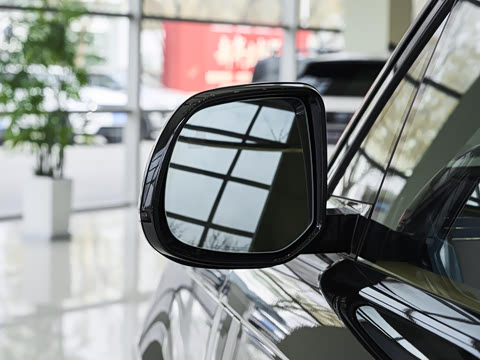 2026�� 3.0 L6 400PS SE�����