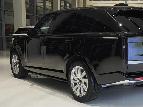 2026�� 3.0 L6 400PS SE�����