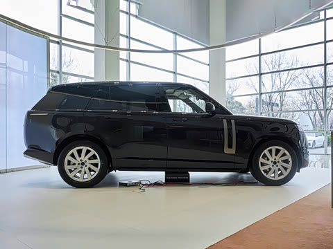 2026�� 3.0 L6 400PS SE�����