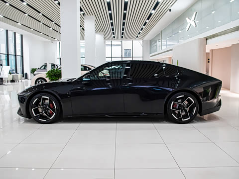 2025�� 820 Max