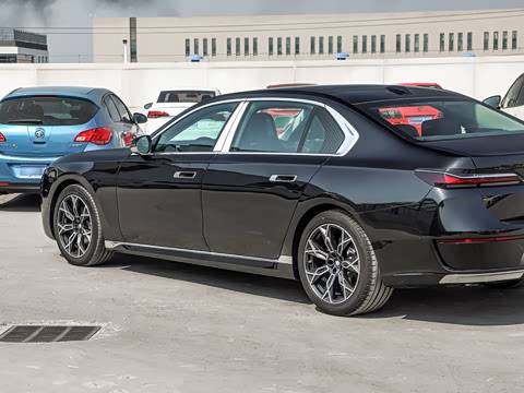 2026�� �Ŀ� 735Li ������װ