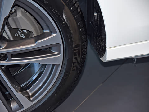 2021�� �Ŀ� E 260 L �˶���