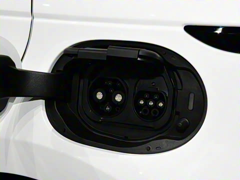 2021�� ����L P300e ������