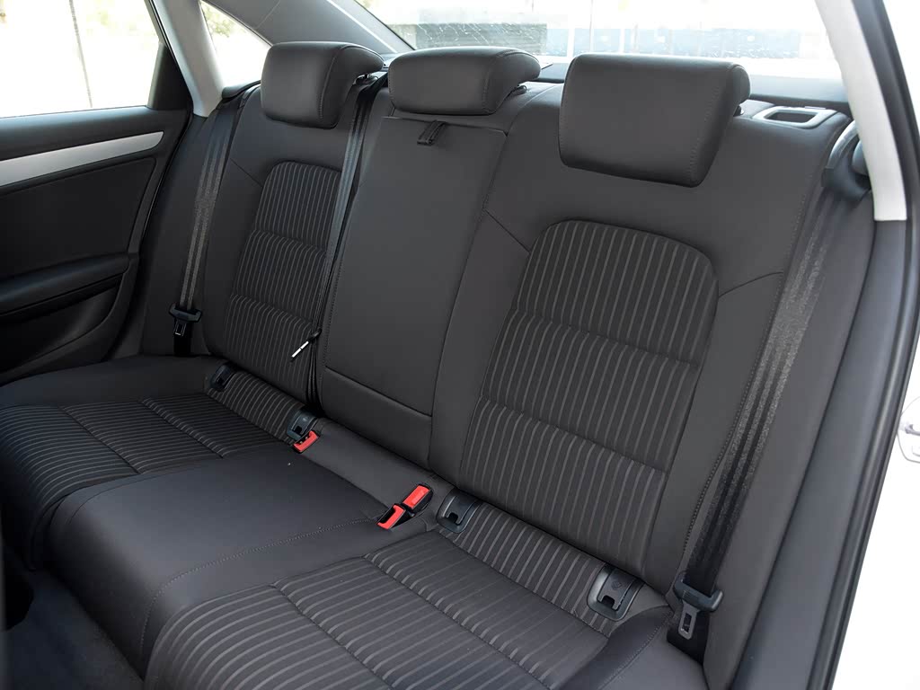 奥迪a4l 2016款 45 tfsi quattro个性运动型 朱鹭白 车厢座椅 已经是