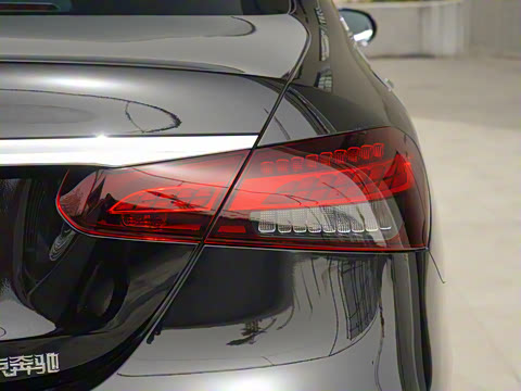 2021�� �Ŀ� E 300 L �˶������