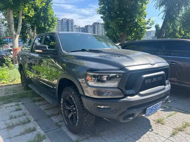 RAM Trucks 2023 5.7 L AT