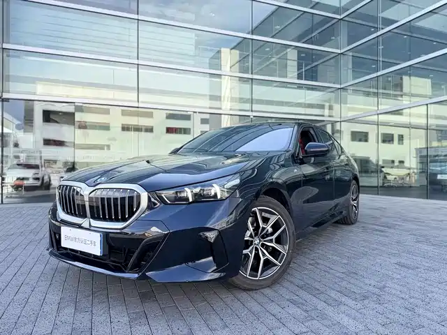 BMW 5-Series 2024 530i Leading M