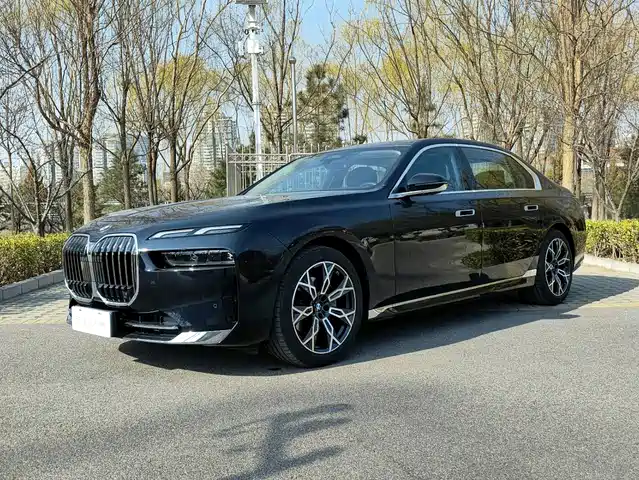 BMW 7-Series 2023 735 Li