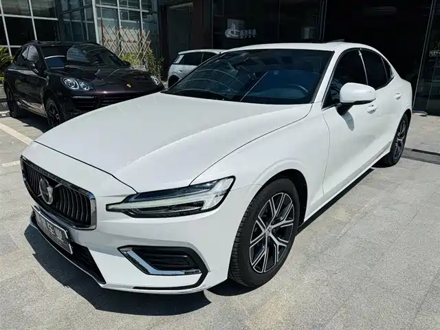 Volvo S60 2023 B 4
