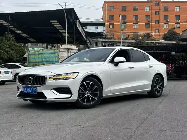 Volvo S60 2022 B 4