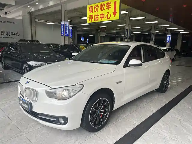 BMW 5-Series GT 2017 528i Leading