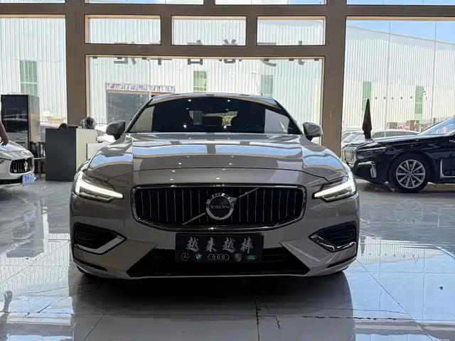 Volvo S60 2023 B 4