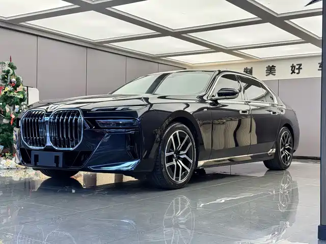 BMW 7-Series 2023 735 Li