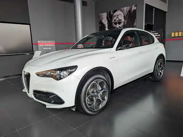 Alfa Romeo Stelvio 2023 2.0 T 280 HP Veloce
