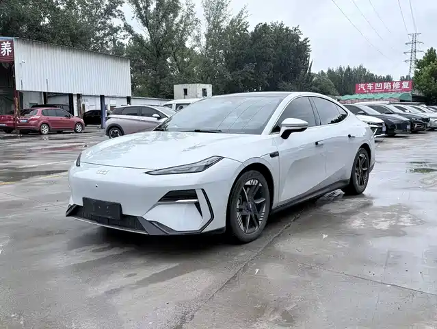 Geely Galaxy E 8 2024 665km