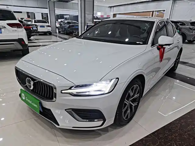 Volvo S60 2023 B 4