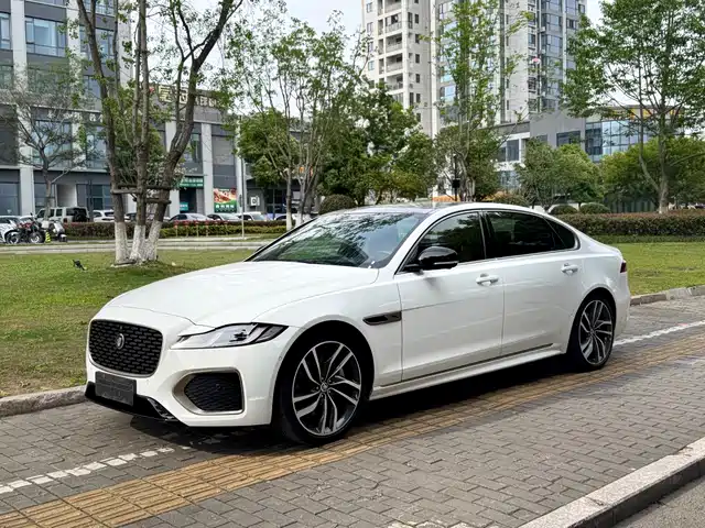 Jaguar XFL 2024 2.0 T P 300 4 WD