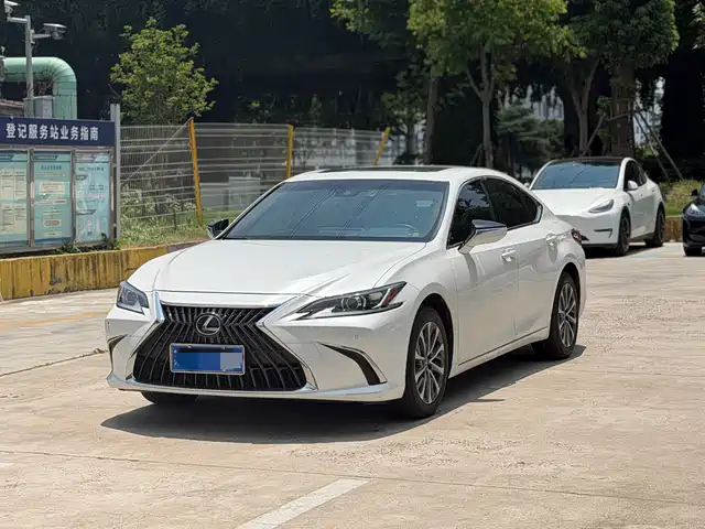 Lexus ES 2022 200