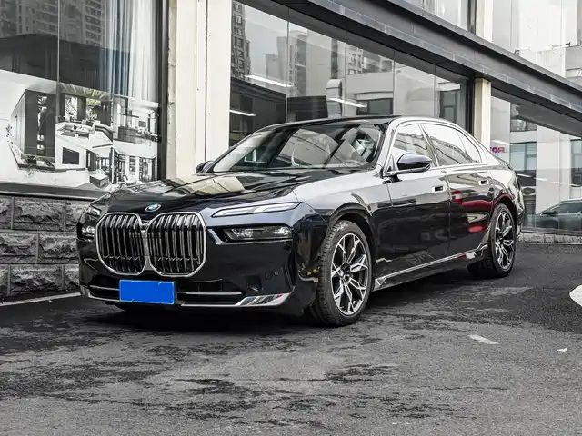 BMW 7-Series 2023 735 Li