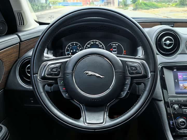 Jaguar XJ 2016 XJL 2.0 T 2 WD — фото 10