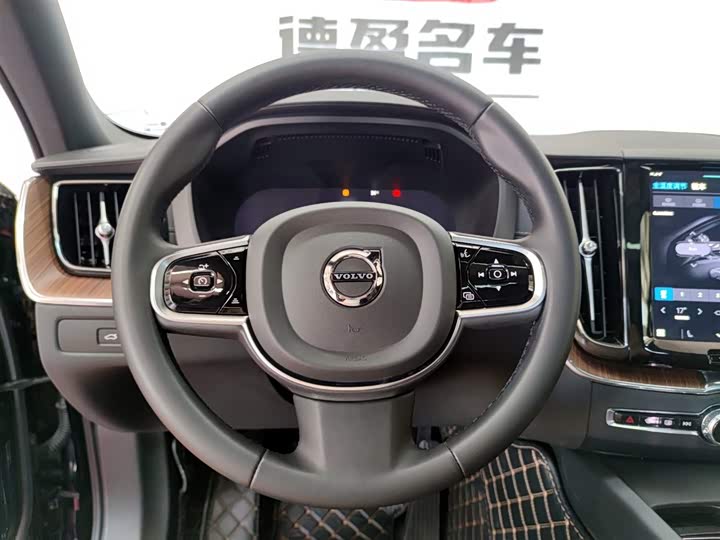 Volvo XC60 2025 B 5 4 WD — фото 12