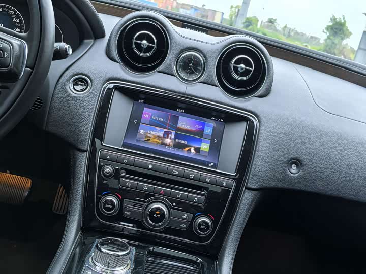 Jaguar XJ 2016 XJL 2.0 T 2 WD — фото 11