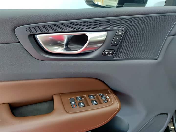 Volvo XC60 2025 B 5 4 WD — фото 15