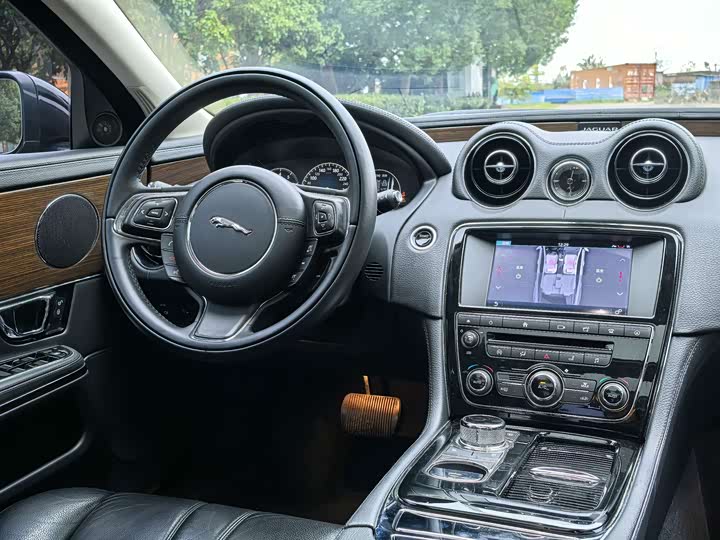 Jaguar XJ 2016 XJL 2.0 T 2 WD — фото 15
