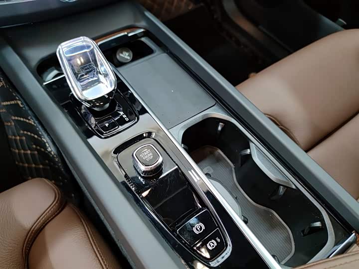Volvo XC60 2025 B 5 4 WD — фото 14