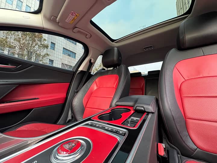 Jaguar XE 2015 2.0 T 200 PS R-Sport — фото 13