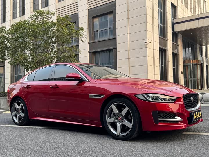 Jaguar XE 2015 2.0 T 200 PS R-Sport — фото 3