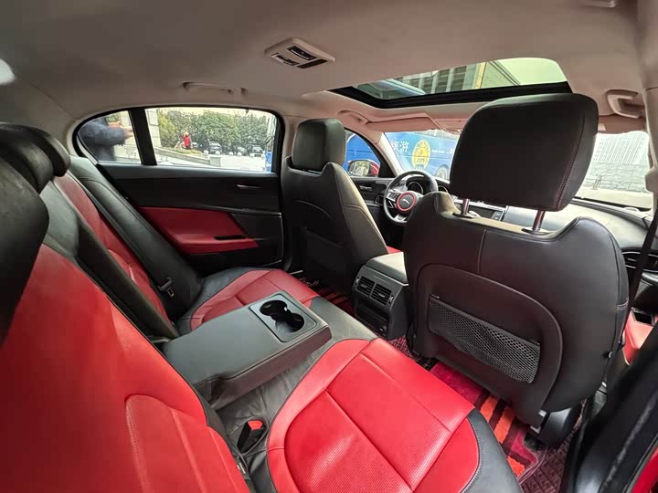 Jaguar XE 2015 2.0 T 200 PS R-Sport — фото 16