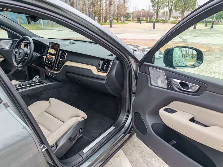 Volvo XC60 2026 B 5 4 WD — фото 37
