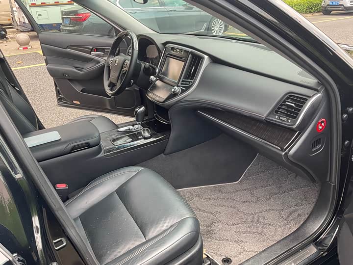 Toyota Crown — фото 15
