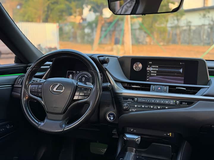 Lexus ES 300h экселленс V — фото 11