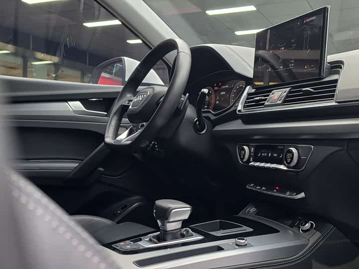 Audi Q5L 2023 40 T — фото 11